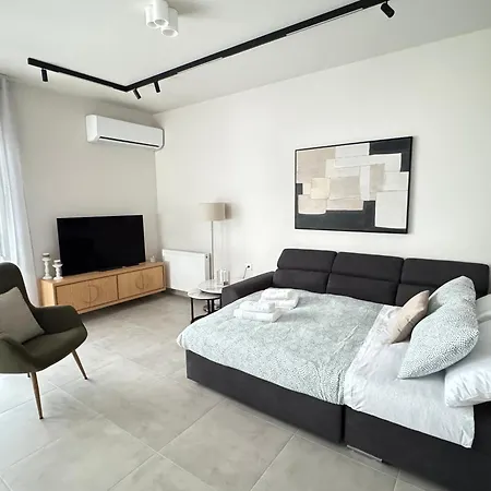 Pnoes Luxury With Private Parking Volos