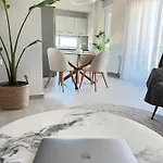 Pnoes Luxury With Private Parking Apartament