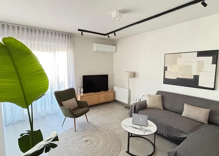 Pnoes Luxury With Private Parking Volos